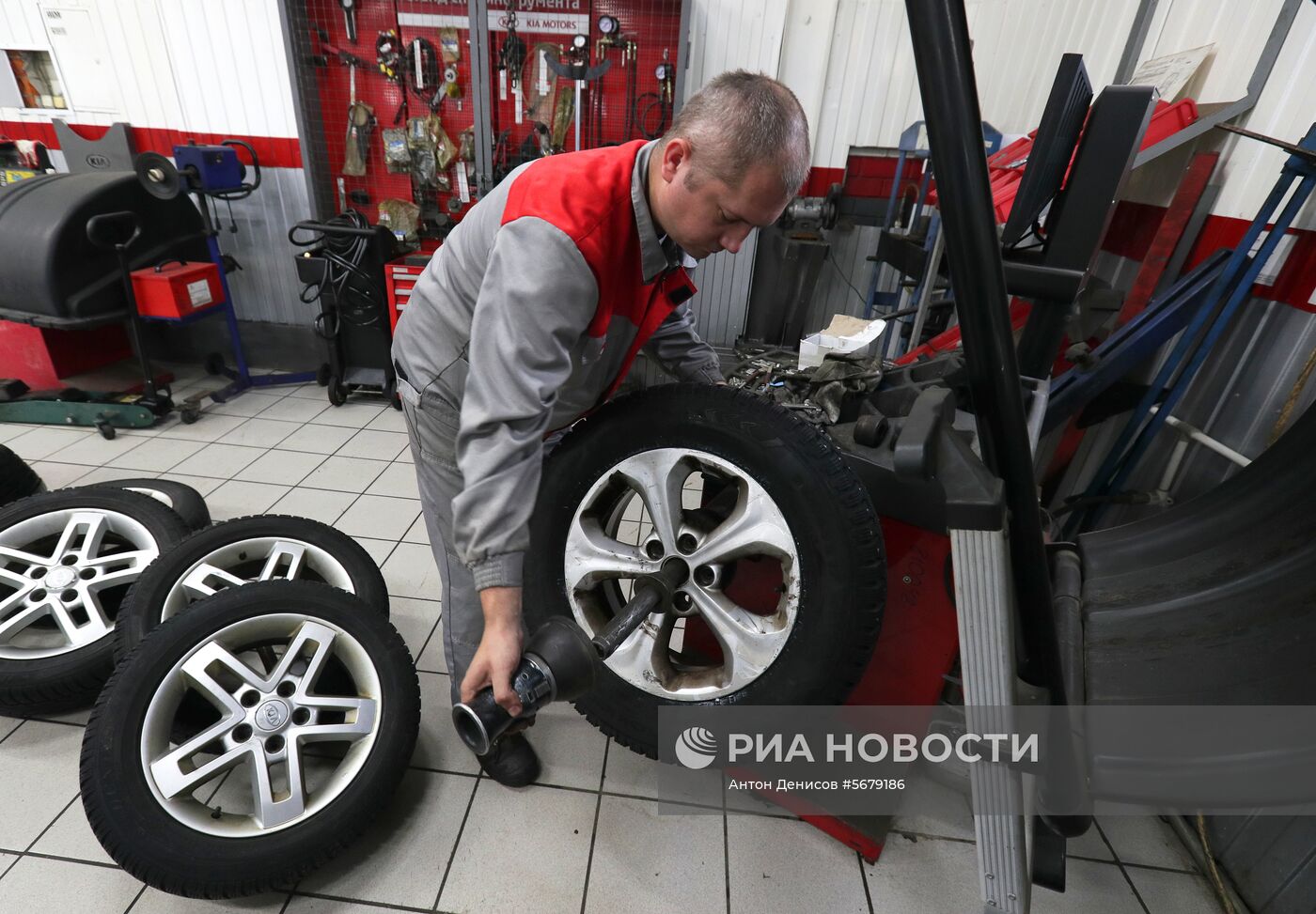 Сезонная смена летней автомобильной резины на зимнюю