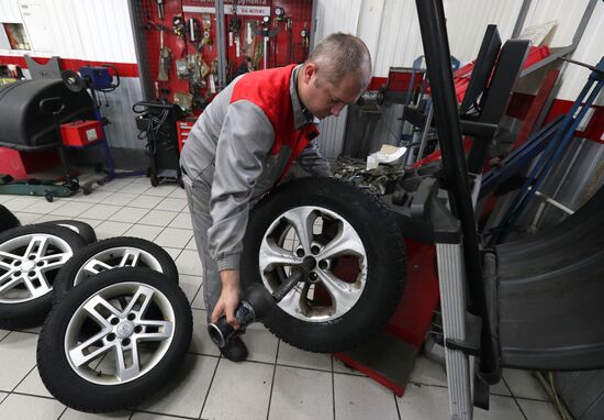 Сезонная смена летней автомобильной резины на зимнюю