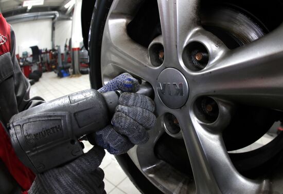 Сезонная смена летней автомобильной резины на зимнюю