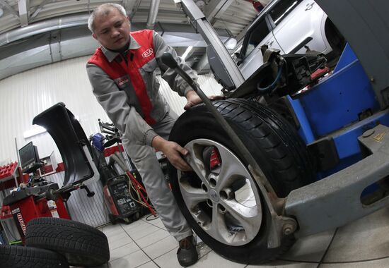 Сезонная смена летней автомобильной резины на зимнюю