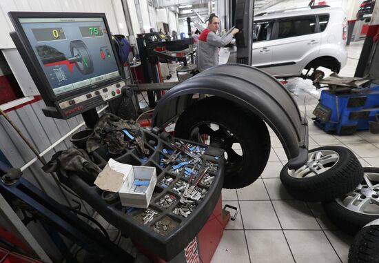 Сезонная смена летней автомобильной резины на зимнюю