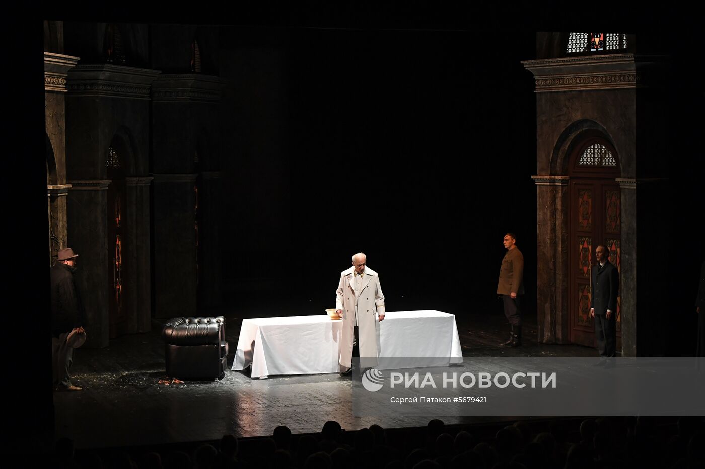 Премьера спектакля "Мольер" в театре Армена Джигарханяна