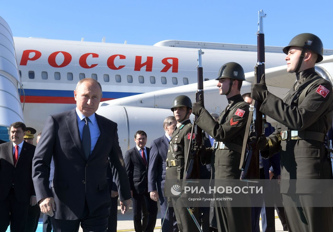 27 октября 2018. Президент РФ Владимир Путин во время церемонии встречи в аэропорту Стамбула. Место: Турция, Стамбул. Автор: Сергей Гунеев/РИА Новости. Рабочий визит президента РФ В. Путина в Турцию