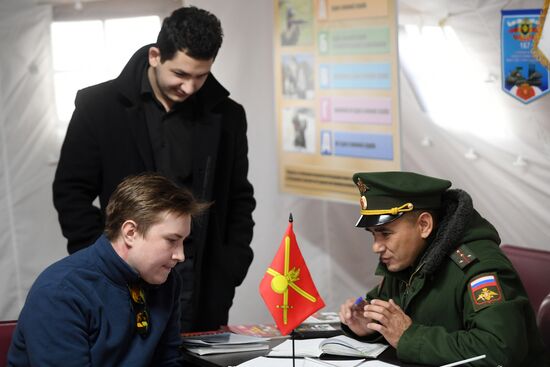 Акция "Военная служба по контракту – твой выбор!" в Казани