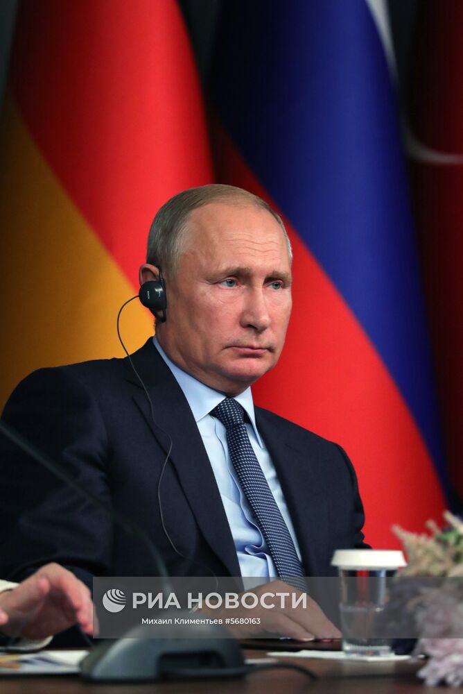 27 октября 2018. Президент РФ Владимир Путин во время совместной с федеральным канцлером ФРГ Ангелой Меркель, президентом Турции Реджепом Тайипом Эрдоганом и президентом Франции Эммануэлем Макроном пресс-конференции по итогам встречи по вопросам сирийского политического урегулирования и социально-экономического восстановления Сирии. Место: Турция, Стамбул. Автор: Михаил Климентьев/РИА Новости. Рабочий визит президента РФ В. Путина в Турцию