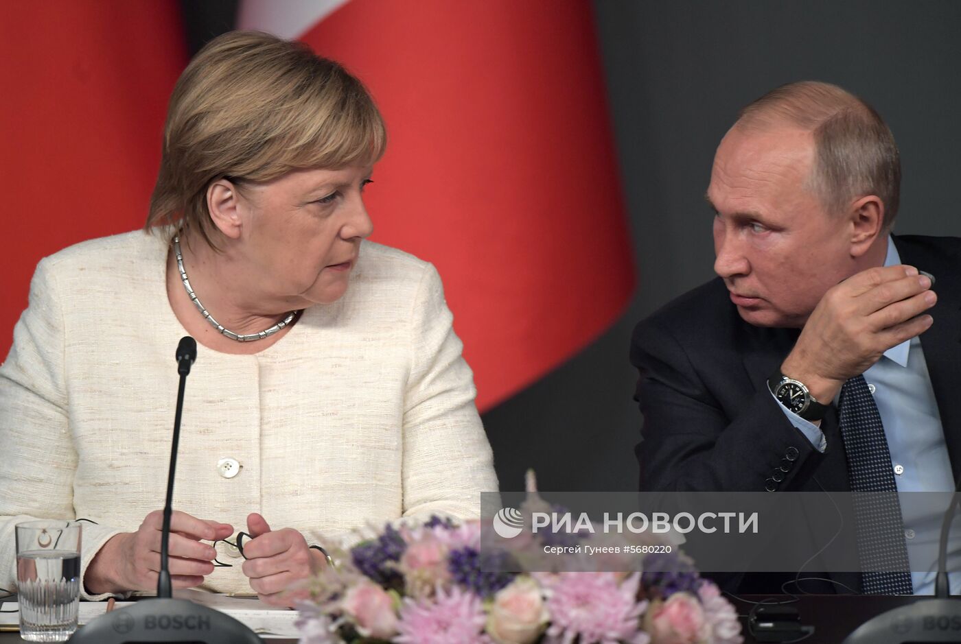 27 октября 2018. Президент РФ Владимир Путин и федеральный канцлер ФРГ Ангела Меркель во время совместной с президентом Турции Реджепом Тайипом Эрдоганом и президентом Франции Эммануэлем Макроном пресс-конференции по итогам встречи по вопросам сирийского политического урегулирования и социально-экономического восстановления Сирии. Место: Турция, Стамбул. Автор: Сергей Гунеев/РИА Новости. Рабочий визит президента РФ В. Путина в Турцию