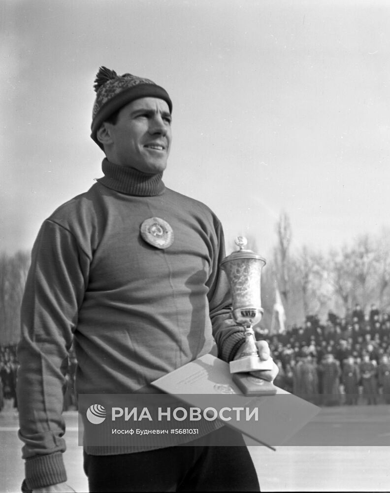 Советский конькобежец Рафаэль Грач