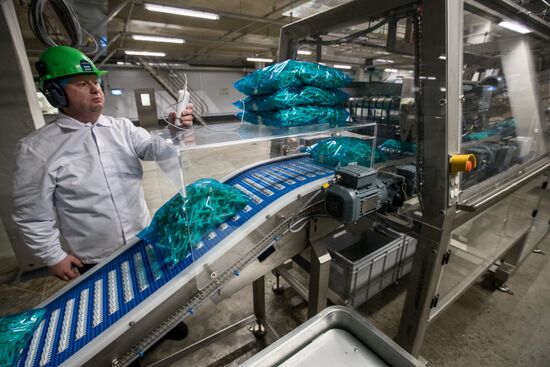 Уборка и переработка первого урожая российского картофеля для "Макдоналдс"