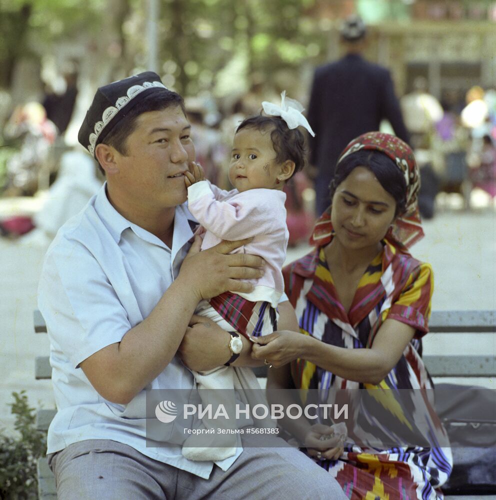 Узбекская семья на прогулке
