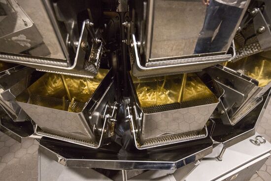 Уборка и переработка первого урожая российского картофеля для "Макдоналдс"