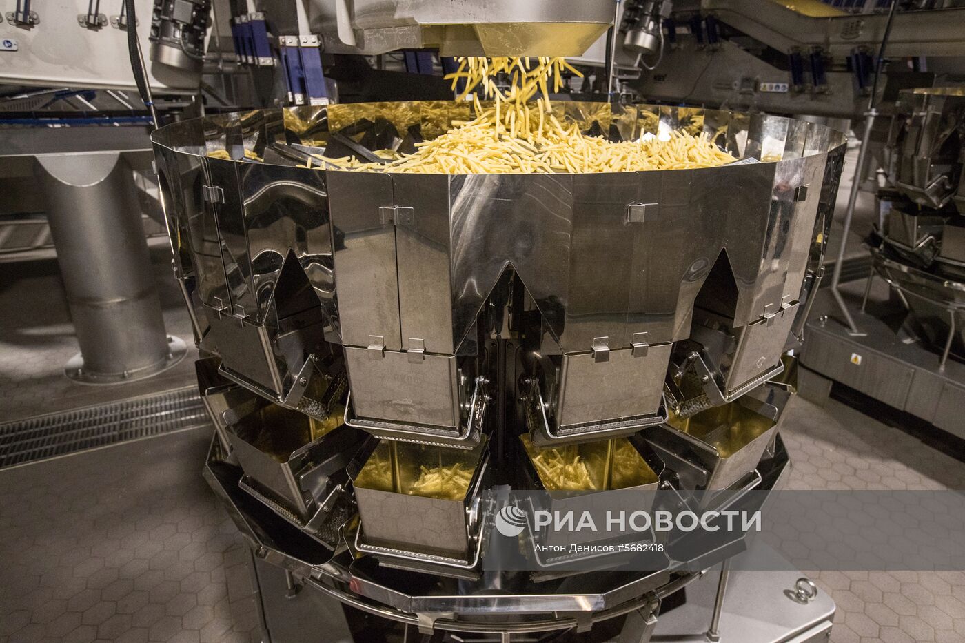 Уборка и переработка первого урожая российского картофеля для "Макдоналдс"