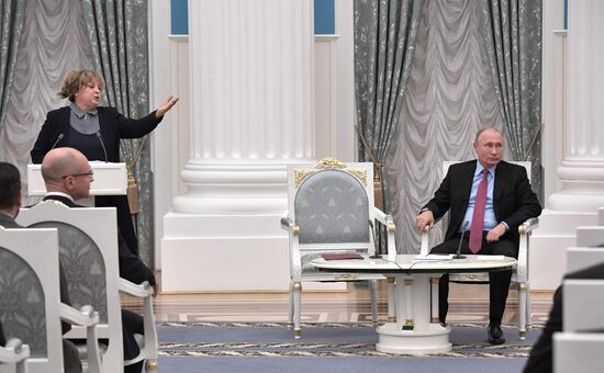 Президент РФ В. Путин по случаю 25-летия избирательной системы РФ встретился с руководством и членами ЦИК