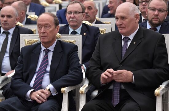 Президент РФ В. Путин по случаю 25-летия избирательной системы РФ встретился с руководством и членами ЦИК 