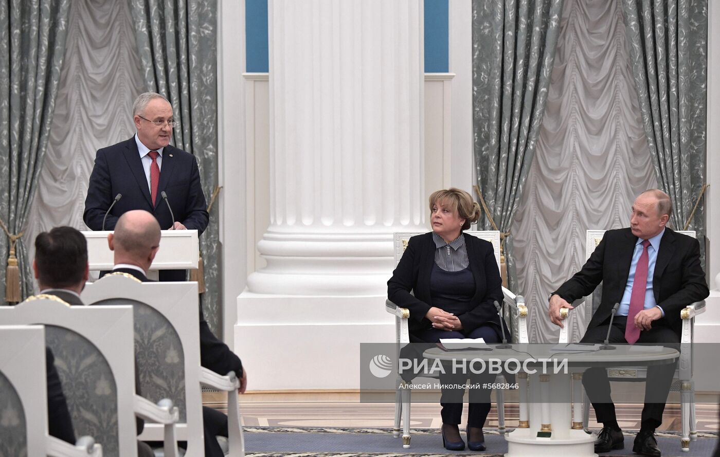 Президент РФ В. Путин по случаю 25-летия избирательной системы РФ встретился с руководством и членами ЦИК 