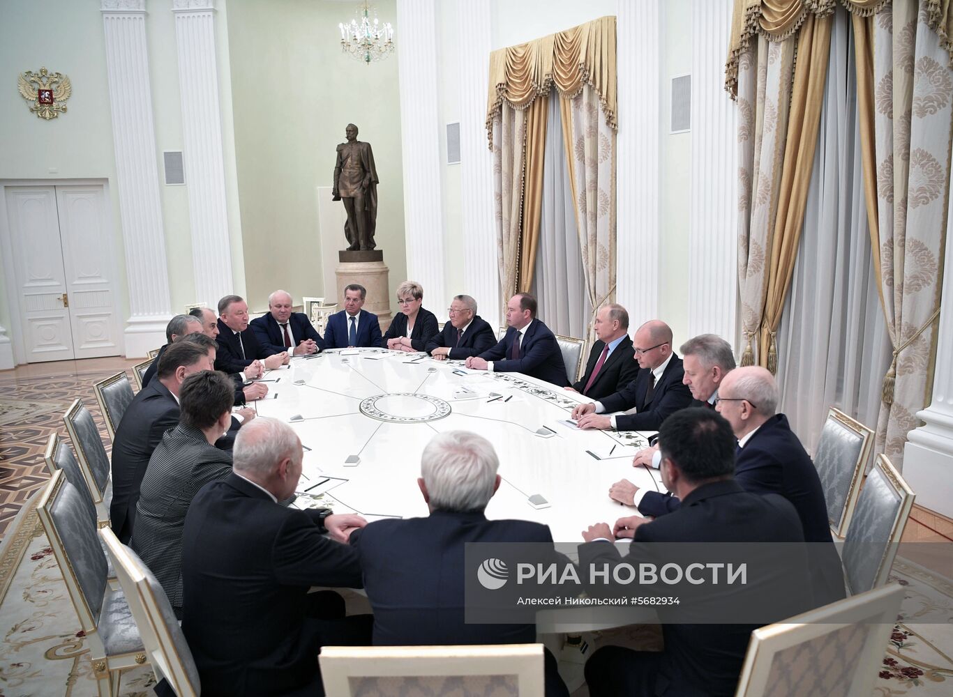 Президент РФ В. Путин встретился с бывшими главами регионов РФ