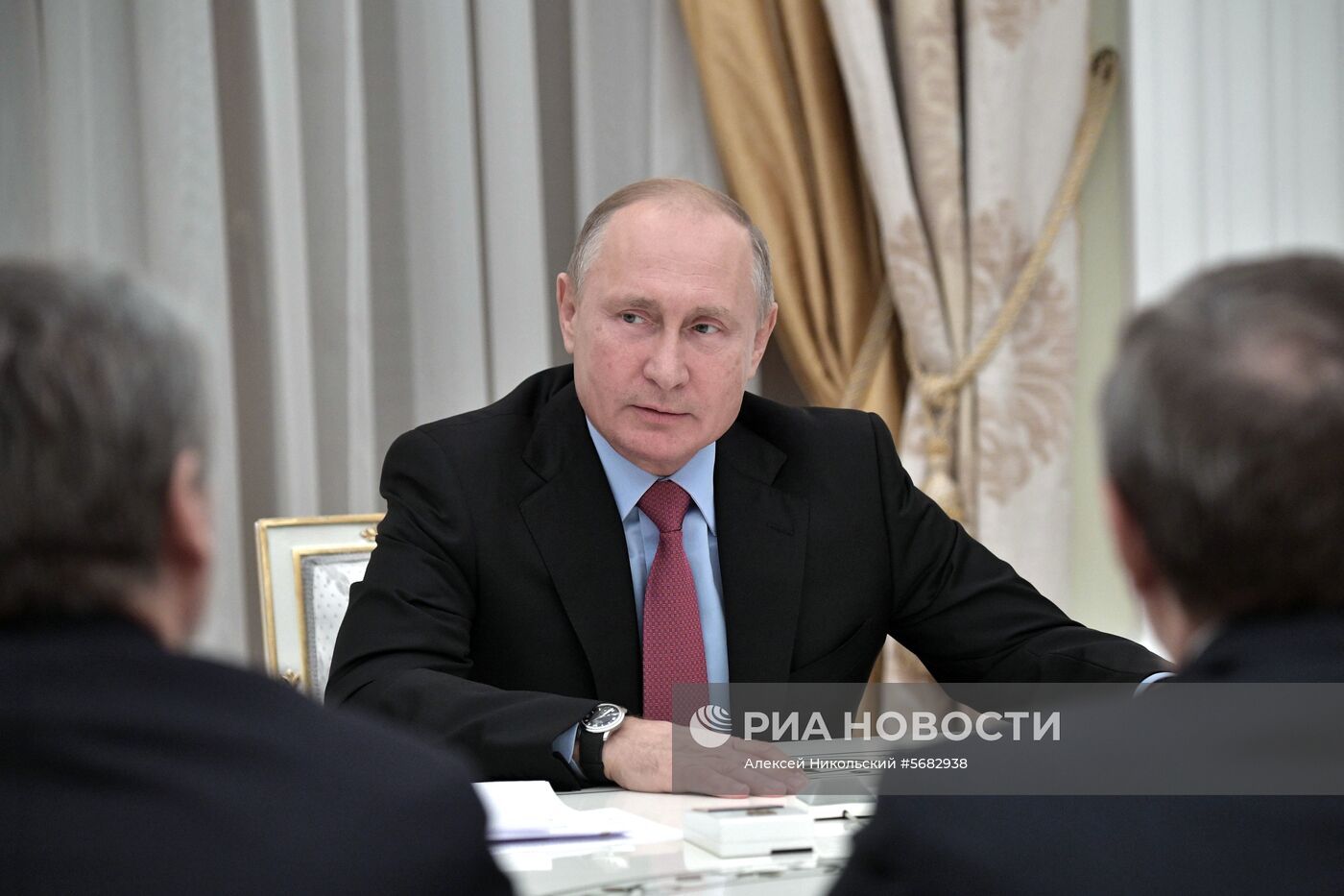 Президент РФ В. Путин встретился с бывшими главами регионов РФ