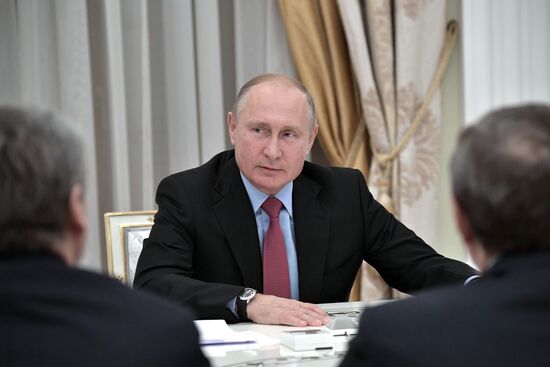 Президент РФ В. Путин встретился с бывшими главами регионов РФ