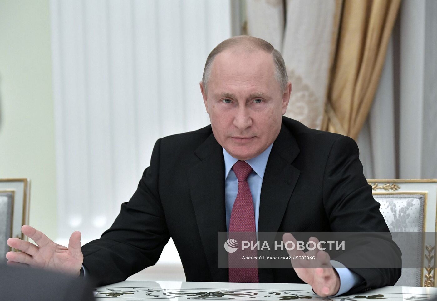 Президент РФ В. Путин встретился с бывшими главами регионов