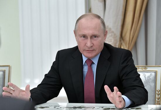 Президент РФ В. Путин встретился с бывшими главами регионов