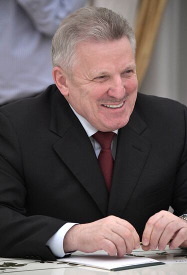 Президент РФ В. Путин встретился с бывшими главами регионов РФ