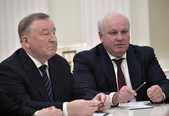 Президент РФ В. Путин встретился с бывшими главами регионов РФ