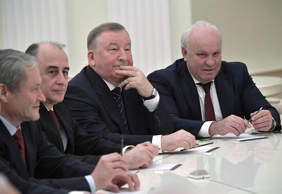 Президент РФ В. Путин встретился с бывшими главами регионов РФ