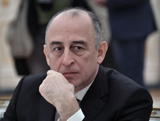 Президент РФ В. Путин встретился с бывшими главами регионов РФ