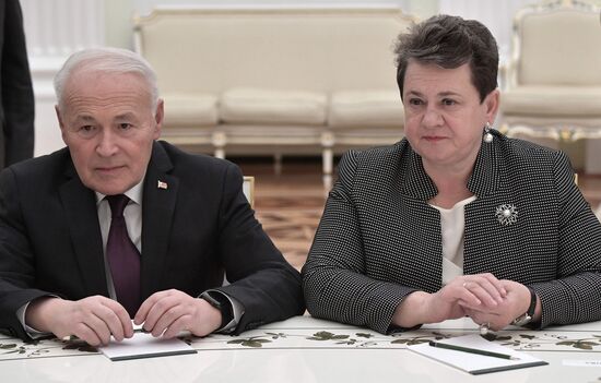 Президент РФ В. Путин встретился с бывшими главами регионов РФ