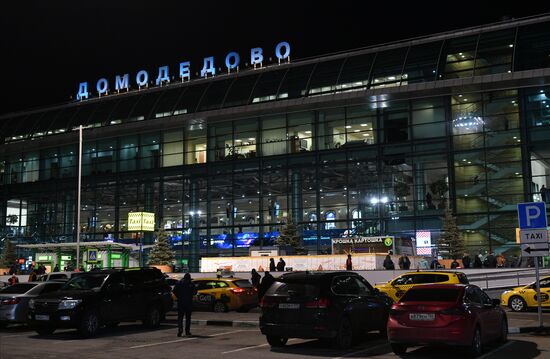 Автомобильная парковка у аэропорта "Домодедово"