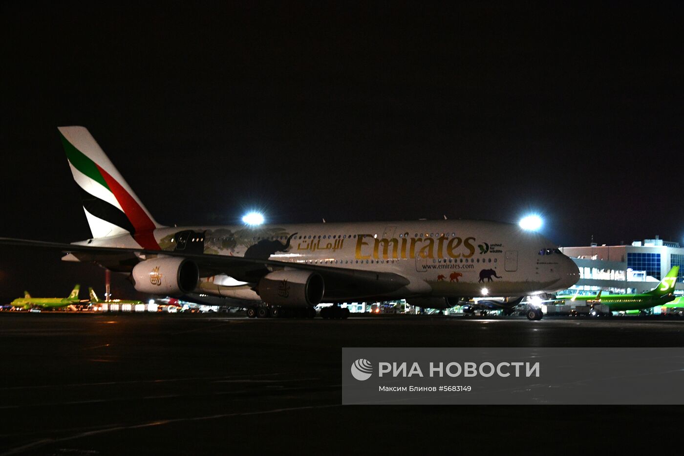 Самолет авиакомпании Emirates Airlines в аэропорту "Домодедово"