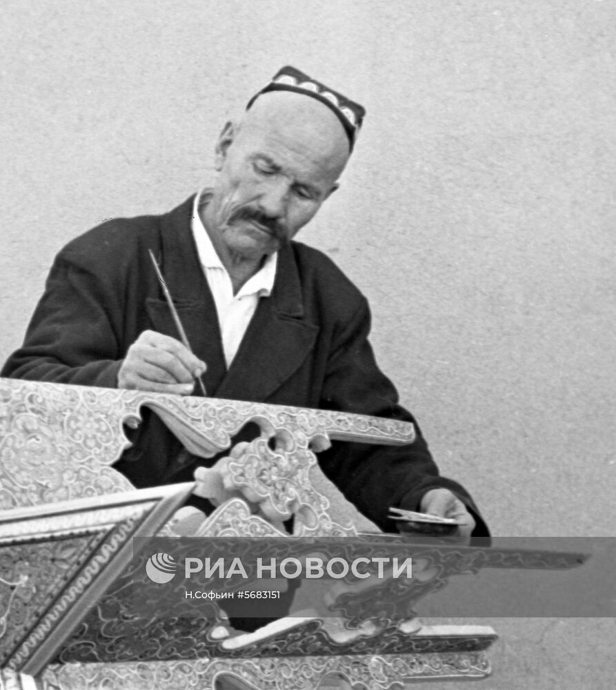 Резчик по дереву Юлдашбек Баратбеков