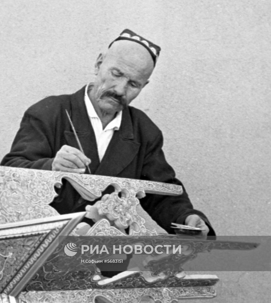 Резчик по дереву Юлдашбек Баратбеков