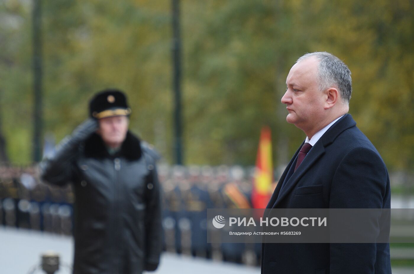 Президент Молдавии И. Додон возложил цветы к Могиле Неизвестного Солдата