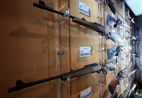 Продажа оружия в одном из магазинов ORSIS