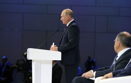 Президент РФ В. Путин принял участие в пленарном заседании VI Всемирного конгресса соотечественников, проживающих за рубежом