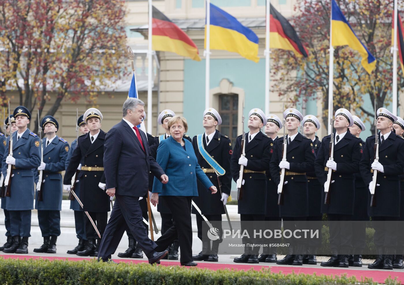 Президент Украины Петр Порошенко и канцлер Германии Ангела Меркель во время встречи. Изображение является раздаточным материалом, предоставлено третьей стороной. Только редакционное использование. Запрет на архивирование, коммерческое использование, рекламную кампанию. Место: Украина, Киев. Автор: Михаил Палинчак/РИА Новости. Встреча президента Украины П. Порошенко и канцлера Германии А. Меркель в Киеве