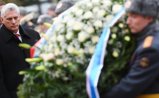 Председатель Госсовета Кубы М. Диас-Канель Бермудес возложил цветы к Могиле Неизвестного Солдата