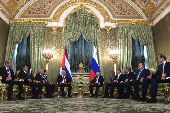   Президент РФ В. Путин встретился с председателем Госсовета Кубы М. Диас-Канелем Бермудесом