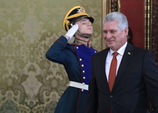   Президент РФ В. Путин встретился с председателем Госсовета Кубы М. Диас-Канелем Бермудесом