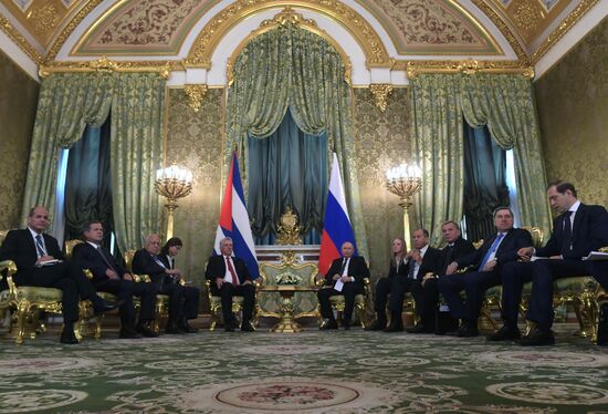   Президент РФ В. Путин встретился с председателем Госсовета Кубы М. Диас-Канелем Бермудесом