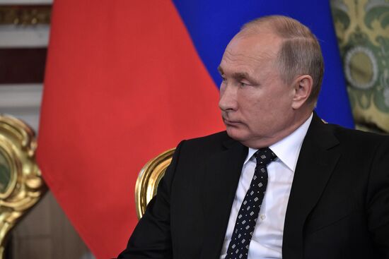   Президент РФ В. Путин встретился с председателем Госсовета Кубы М. Диас-Канелем Бермудесом