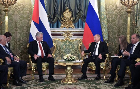   Президент РФ В. Путин встретился с председателем Госсовета Кубы М. Диас-Канелем Бермудесом