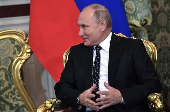   Президент РФ В. Путин встретился с председателем Госсовета Кубы М. Диас-Канелем Бермудесом
