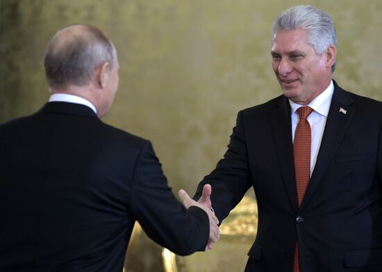   Президент РФ В. Путин встретился с председателем Госсовета Кубы М. Диас-Канелем Бермудесом