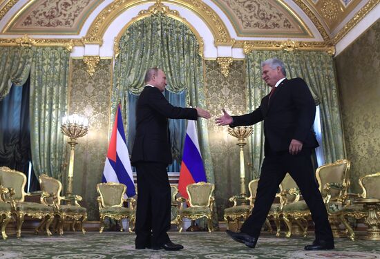   Президент РФ В. Путин встретился с председателем Госсовета Кубы М. Диас-Канелем Бермудесом