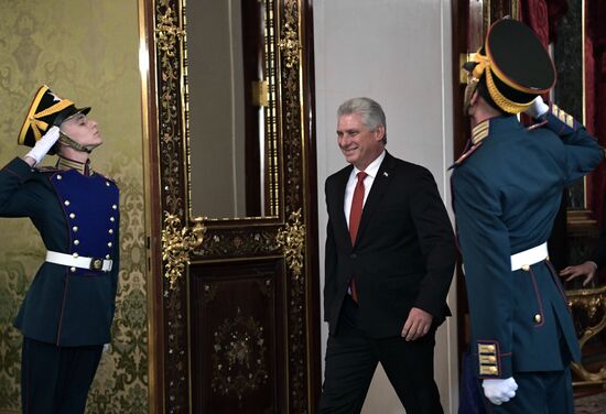   Президент РФ В. Путин встретился с председателем Госсовета Кубы М. Диас-Канелем Бермудесом