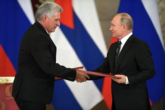   Президент РФ В. Путин встретился с председателем Госсовета Кубы М. Диас-Канелем Бермудесом