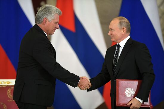   Президент РФ В. Путин встретился с председателем Госсовета Кубы М. Диас-Канелем Бермудесом