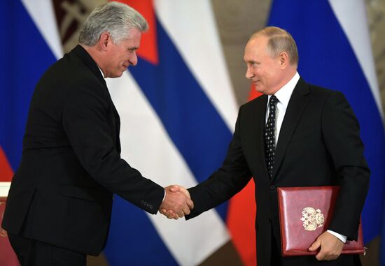   Президент РФ В. Путин встретился с председателем Госсовета Кубы М. Диас-Канелем Бермудесом