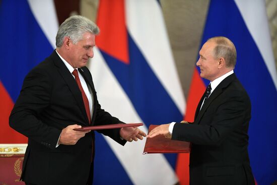   Президент РФ В. Путин встретился с председателем Госсовета Кубы М. Диас-Канелем Бермудесом